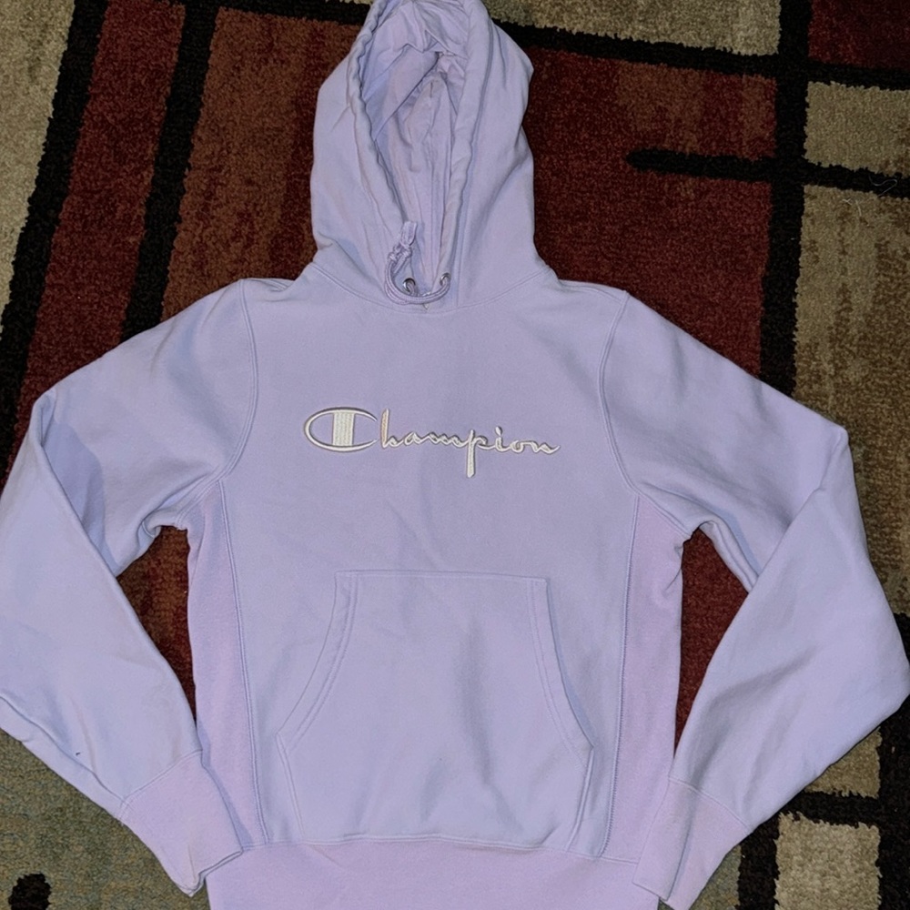 Champion // light purple hoodie pullover